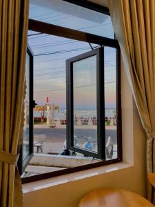 ein Fenster in einem Zimmer mit Meerblick in der Unterkunft Phú Liên Homestay in Cù Lao Thu + 31 Fotos