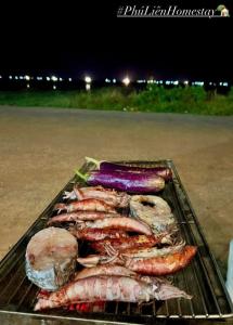 eine Reihe verschiedener Fischarten auf einem Grill in der Unterkunft Phú Liên Homestay in Cù Lao Thu