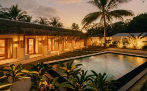 Una villa con piscina y un complejo turístico. en LEUX Hotel Alona Panglao, en Panglao