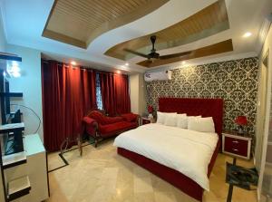 een slaapkamer met een groot bed en een rood gordijn bij Family lodges in Islamabad