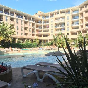 un grande edificio con piscina e un hotel di Azuria a Cannes