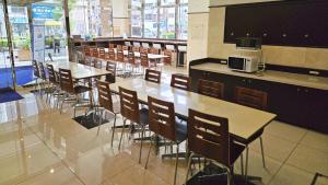 un comedor con mesas y sillas en una cafetería en Toyoko Inn Omori, en Tokio
