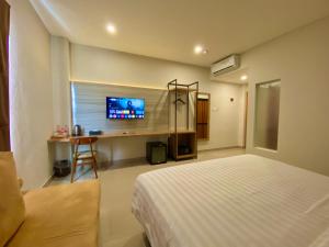 TV a/nebo společenská místnost v ubytování Front One Hotel Gombong