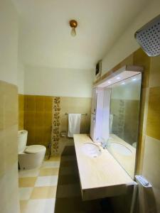 een badkamer met 2 wastafels en een toilet bij Family lodges in Islamabad