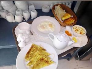 een tafel met borden met eten en theepotten bij Family lodges in Islamabad +21 foto's