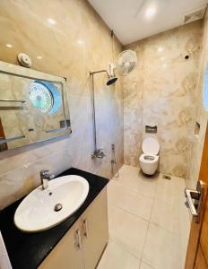een badkamer met een wastafel en een toilet bij Family lodges in Islamabad