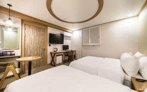 TV a/nebo společenská místnost v ubytování XYM Hotel