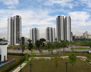 ein Park vor hohen Gebäuden in einer Stadt in der Unterkunft Aisyahmuslim Homestay Putrajaya in Putrajaya