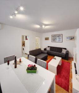 sala de estar con sofá y mesa en Apartment Osijek-Tvrda, en Osijek