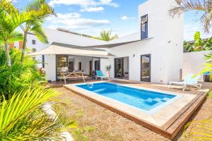 eine Villa mit einem Swimmingpool vor einem Haus in der Unterkunft Villa Aelia - 3 chambres - Piscine privée. in Flic-en-Flac