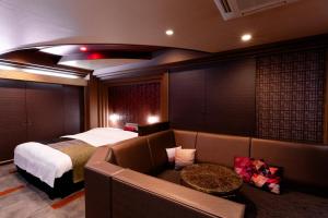 Katil atau katil-katil dalam bilik di 今池ホテルアウラガーデン 大人専用 +8 gambar