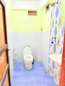 Bilik mandi di Hotel Laliguras AC rooms