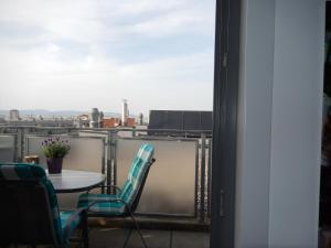 einen Tisch und Stühle auf einem Balkon mit Aussicht in der Unterkunft Panorama Apartment Vienna in Wien