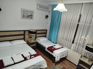 Una habitación de hotel con dos camas y una ventana. en Sefa Deluxe Old City, en Estambul