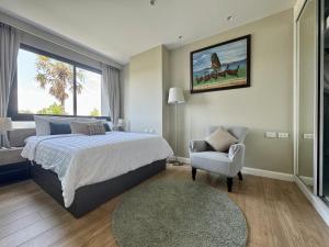 Un dormitorio con una cama, una silla y una ventana en Diamond apartaments 700m BangTao beach, en Bang Tao Beach