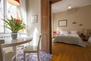 una camera con letto, tavolo e tavolo di Babbo Guest House a Roma