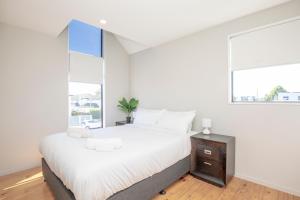 Ένα ή περισσότερα κρεβάτια σε δωμάτιο στο Urban Comfort 3BR with Garage and Close to City Centre