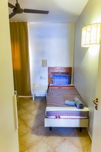 Un dormitorio con una cama en la esquina de una habitación. en Aparthotel Tropical Bounty Beach B11, en Santa Maria 9 fotos más