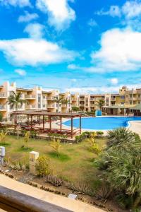 Una vista de un complejo turístico con piscina. en Aparthotel Tropical Bounty Beach B11, en Santa Maria
