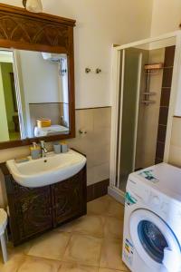 Un baño con lavabo y lavadora. en Aparthotel Tropical Bounty Beach B11, en Santa Maria