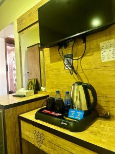 una encimera de cocina con hervidor de agua y agua en فندق درة النمارق, en La Meca