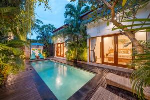 a swimming pool in the backyard of a villa at Kemiri Villa Lembongan in Nusa Lembongan