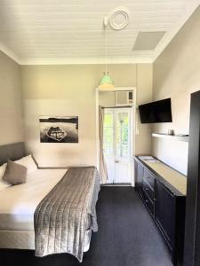 Postel nebo postele na pokoji v ubytování Grand Hotel Mount Morgan