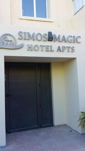 ein Gebäude mit einem Schild, auf dem die Kunst des Hotels mit Sonneneinstrahlung angezeigt wird in der Unterkunft Simos Magic Hotel Apts in Ayia Napa