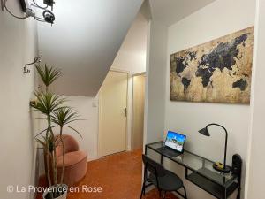 een kamer met een bureau en een laptop. bij Charmant appartement T2 / 58 m2 / 4 personnes in Aix-en-Provence