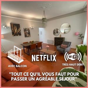 een woonkamer met een bank en een tafel bij Charmant appartement T2 / 58 m2 / 4 personnes in Aix-en-Provence