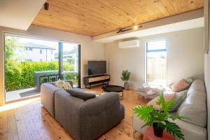 Μια τηλεόραση ή/και κέντρο ψυχαγωγίας στο Urban Comfort 3BR with Garage and Close to City Centre