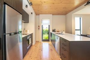 Η κουζίνα ή μικρή κουζίνα στο Urban Comfort 3BR with Garage and Close to City Centre