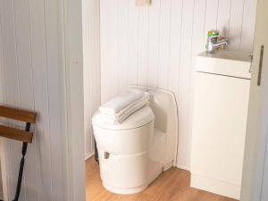 Un baño con un inodoro blanco en una habitación. en The Rocky At Stones Throw Away by Tiny Away, en Pittsworth 4 fotos más