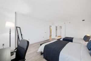 Postel nebo postele na pokoji v ubytování Beachfront 1BR 2BA Condo CozySuites at Showboat