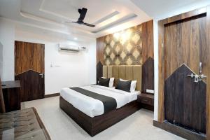 カーンプルにあるSuper HOTEL O SERENITYの大きなベッドと引き戸のある寝室