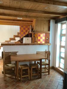 una sala da pranzo con tavolo e sedie in legno di Las Casitas de mi Abuela a Casares