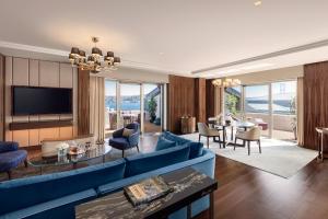 un soggiorno con un divano blu e un tavolo di Mandarin Oriental Bosphorus, Istanbul a Istanbul