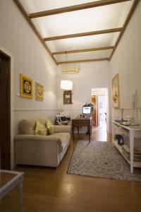 - un salon avec un canapé et une table dans l'établissement Babbo Guest House, à Rome