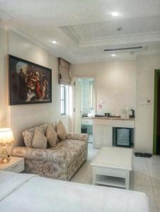 富国Skyline Hotel Phú Quốc的客厅里有一张沙发和一个厨房