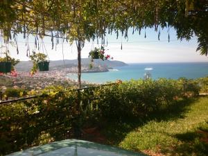 アグローポリにあるLa Rocciaの海を見渡す家の庭園からの眺め
