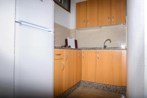Ett kök eller pentry på Apartamentos Las Arenas