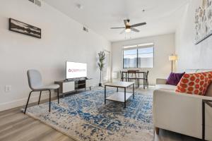 Χώρος καθιστικού στο CozySuites Glendale - Westgate with pool 04