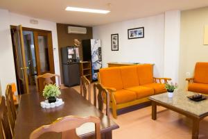 米格爾圖拉的住宿－豪斯佩德里亞唐吉訶德酒店，客厅配有沙发和桌子