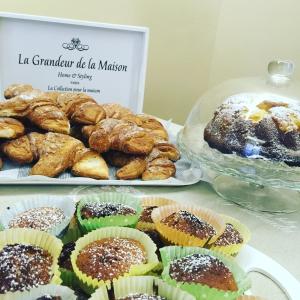 een tafel met verschillende soorten gebak en gebak bij Maison 3g in Ariccia