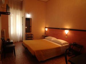 سرير أو أسرّة في غرفة في Hotel Nettuno