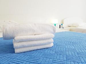 una pila de toallas sentadas encima de una cama en Apartment Anny en Split