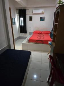 En eller flere senge i et værelse på Jatujak Bangkok guesthouse R8