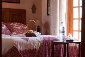 Postel nebo postele na pokoji v ubytování Riad Alhambra