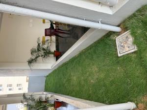 una vista sul soffitto di una camera con erba verde di COCO NET Hotel a Ibrāhīmpatan