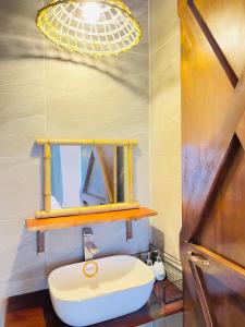 Kỳ VĩTrang An Cuisine & Homestay的浴室里有洗手池和镜子